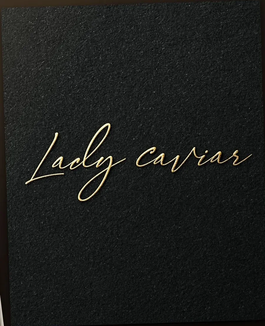 Semnătura Lady caviar în folie aurie pe carton negru mat