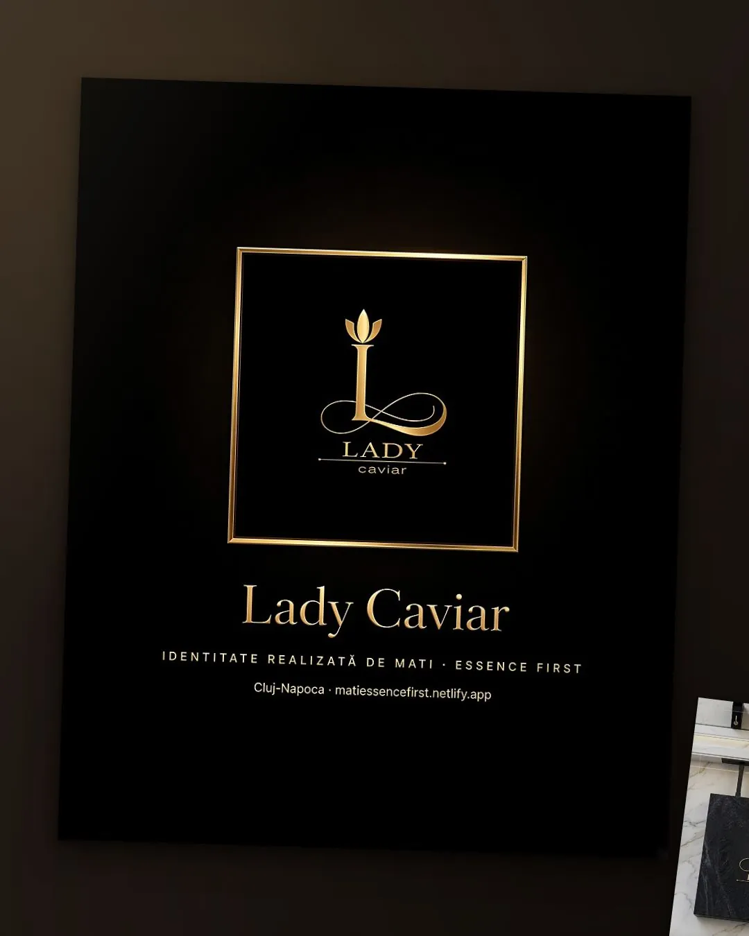 Monograma Lady Caviar în ramă aurie, pe negru